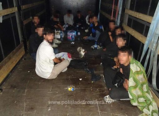 Tentativă de trecere ilegală a frontierei, oprită – 14 migranți depistați într-un auto-marfar la Calafat
