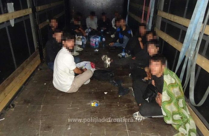 Tentativă de trecere ilegală a frontierei, oprită – 14 migranți depistați într-un auto-marfar la Calafat