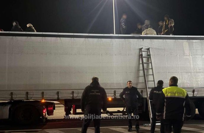 Calafat: 38 de migranți, descoperiți ascunși într-un TIR