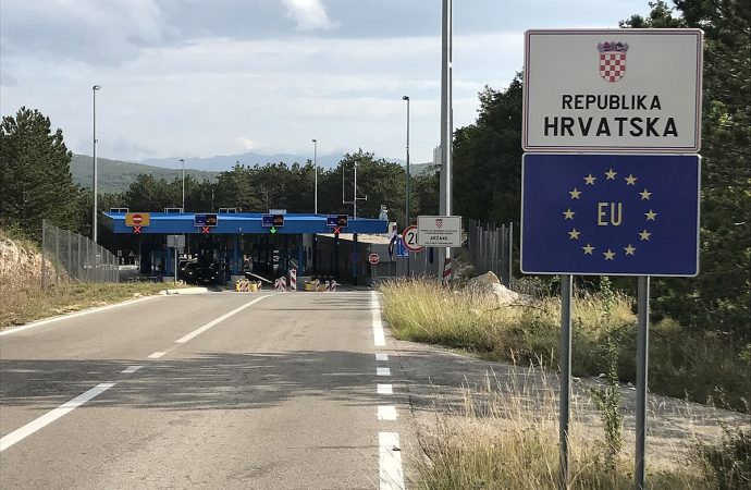 Rețea de trafic de migranți destructurată în Balcanii de Vest: patru arestări după o anchetă amplă coordonată de Europol