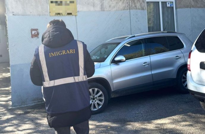Voluntari din Europa, legitimați la un hostel din Botoșani