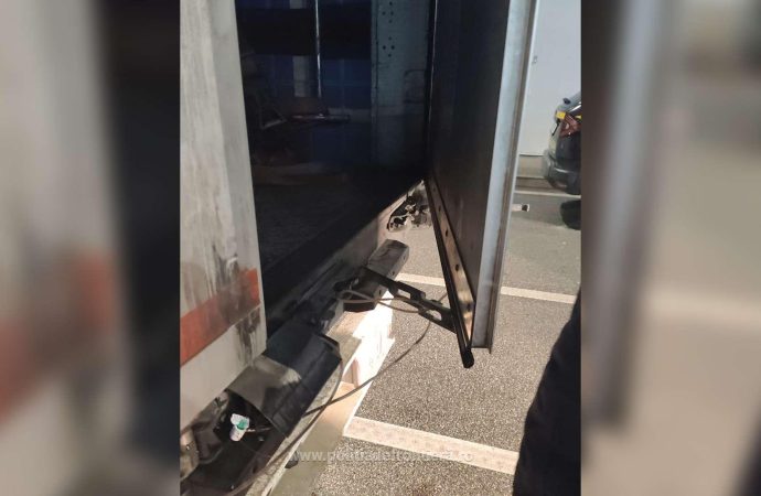 Calafat: 15 cetățeni marocani, depistați ascunși într-un automarfar