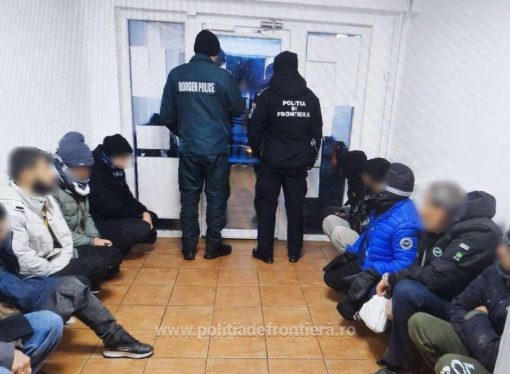 Zece migranți ilegali descoperiți de polițiștii de frontieră doljeni într-un autocamion cu profile metalice