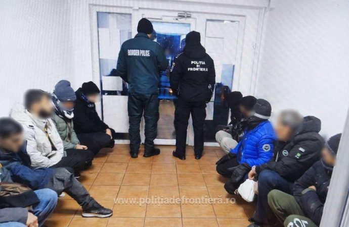 Zece migranți ilegali descoperiți de polițiștii de frontieră doljeni într-un autocamion cu profile metalice