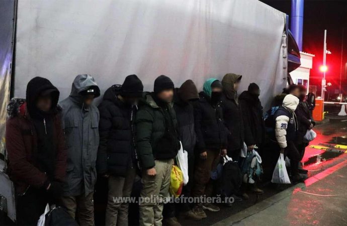Calafat: 11 cetățeni din Maroc depistați ascunși într-o autoutilitară