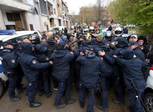 Alegeri sub semnul violenței în Serbia: acuzații grave, tensiuni în stradă și o victorie contestată