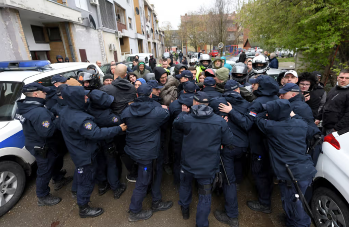 Alegeri sub semnul violenței în Serbia: acuzații grave, tensiuni în stradă și o victorie contestată