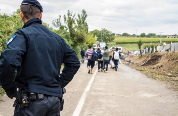 Plan controversat: Marea Britanie ar putea trimite migranți în Balcani, stârnind reacții dure în regiune